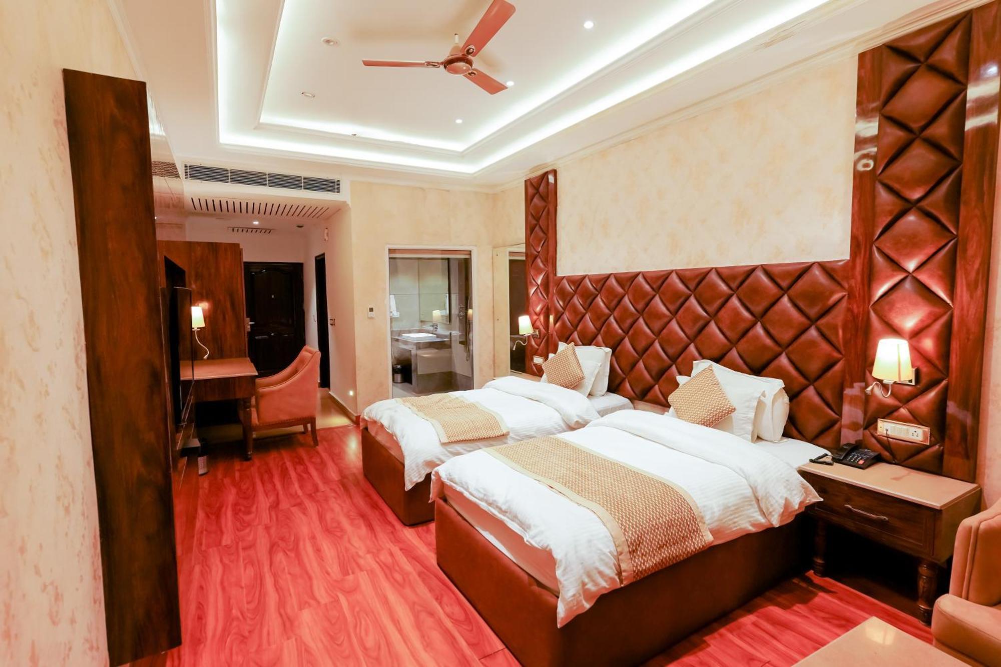 Grand Him Queen Ac Centralized Dharamshala Exteriör bild