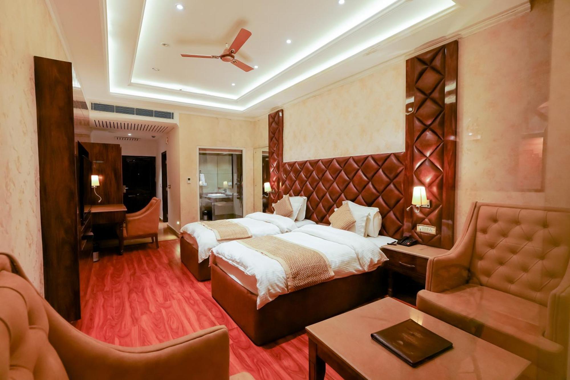 Grand Him Queen Ac Centralized Dharamshala Exteriör bild