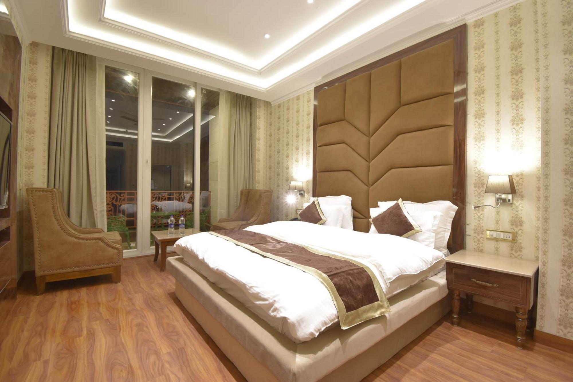 Grand Him Queen Ac Centralized Dharamshala Exteriör bild