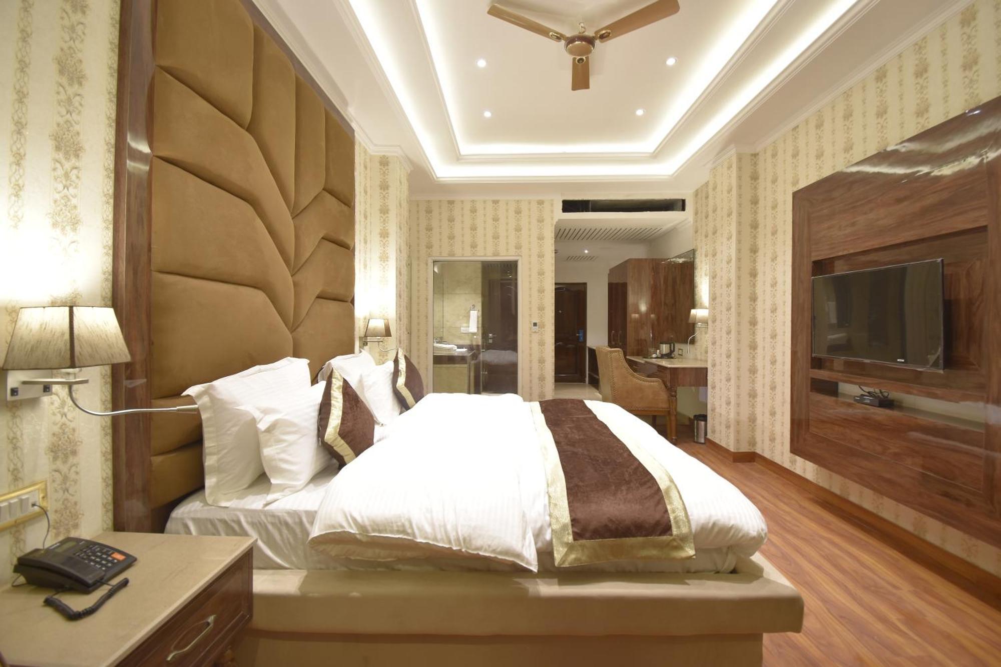 Grand Him Queen Ac Centralized Dharamshala Exteriör bild