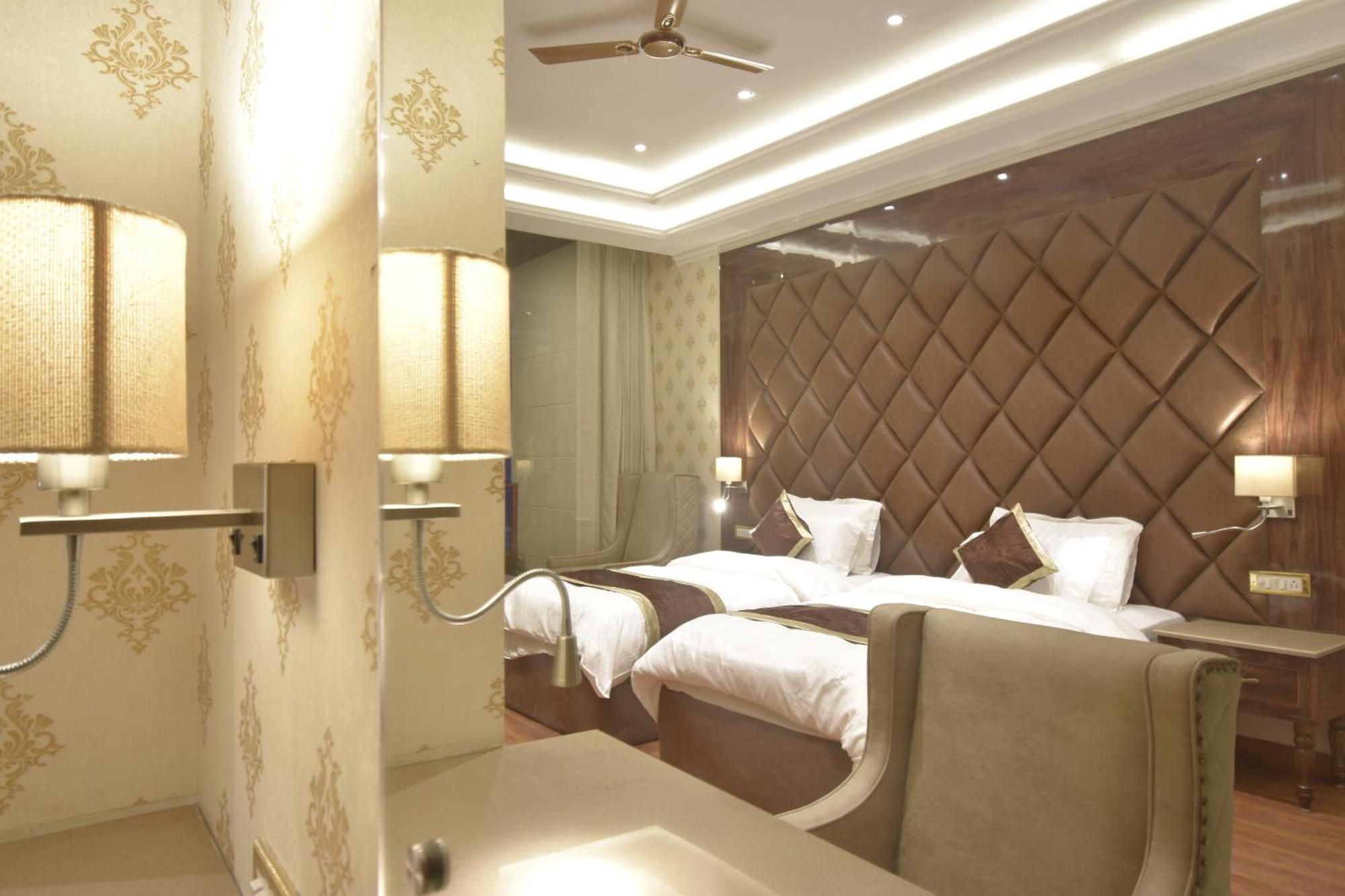 Grand Him Queen Ac Centralized Dharamshala Exteriör bild