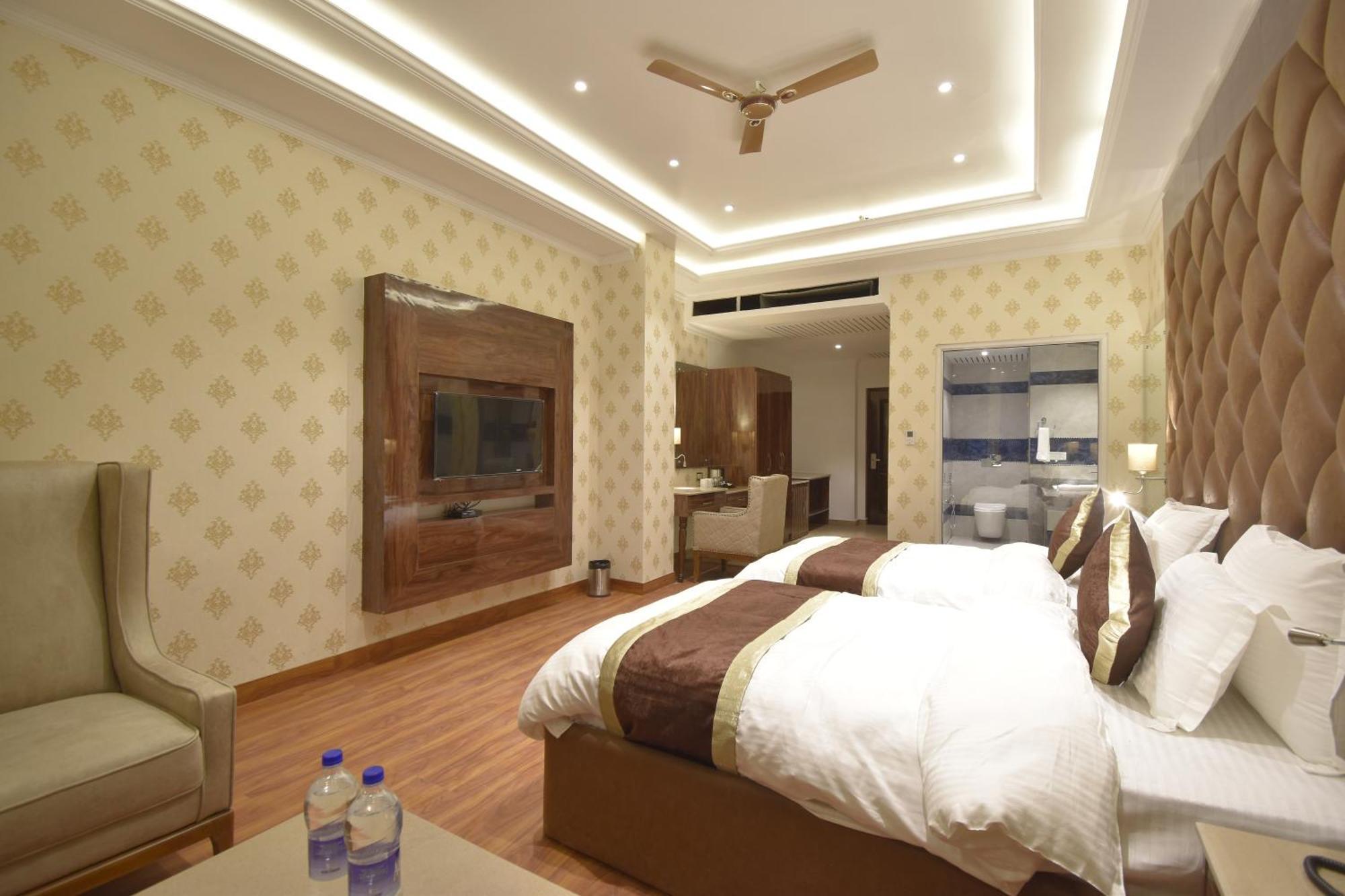 Grand Him Queen Ac Centralized Dharamshala Exteriör bild