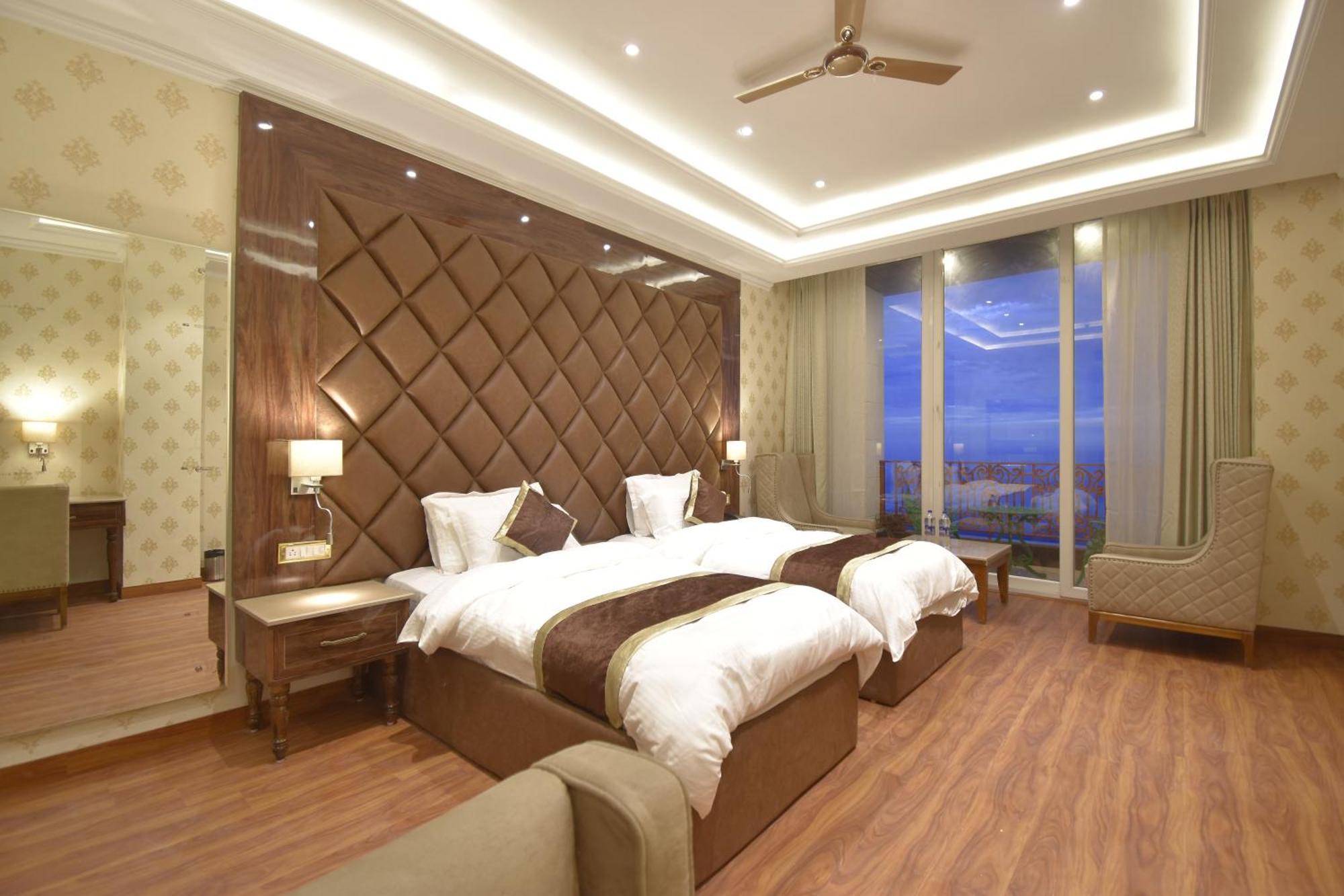 Grand Him Queen Ac Centralized Dharamshala Exteriör bild